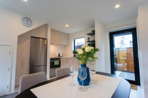 Modern 2 Bedroom Townhouse in CBD With Parking! Sleeps 5
